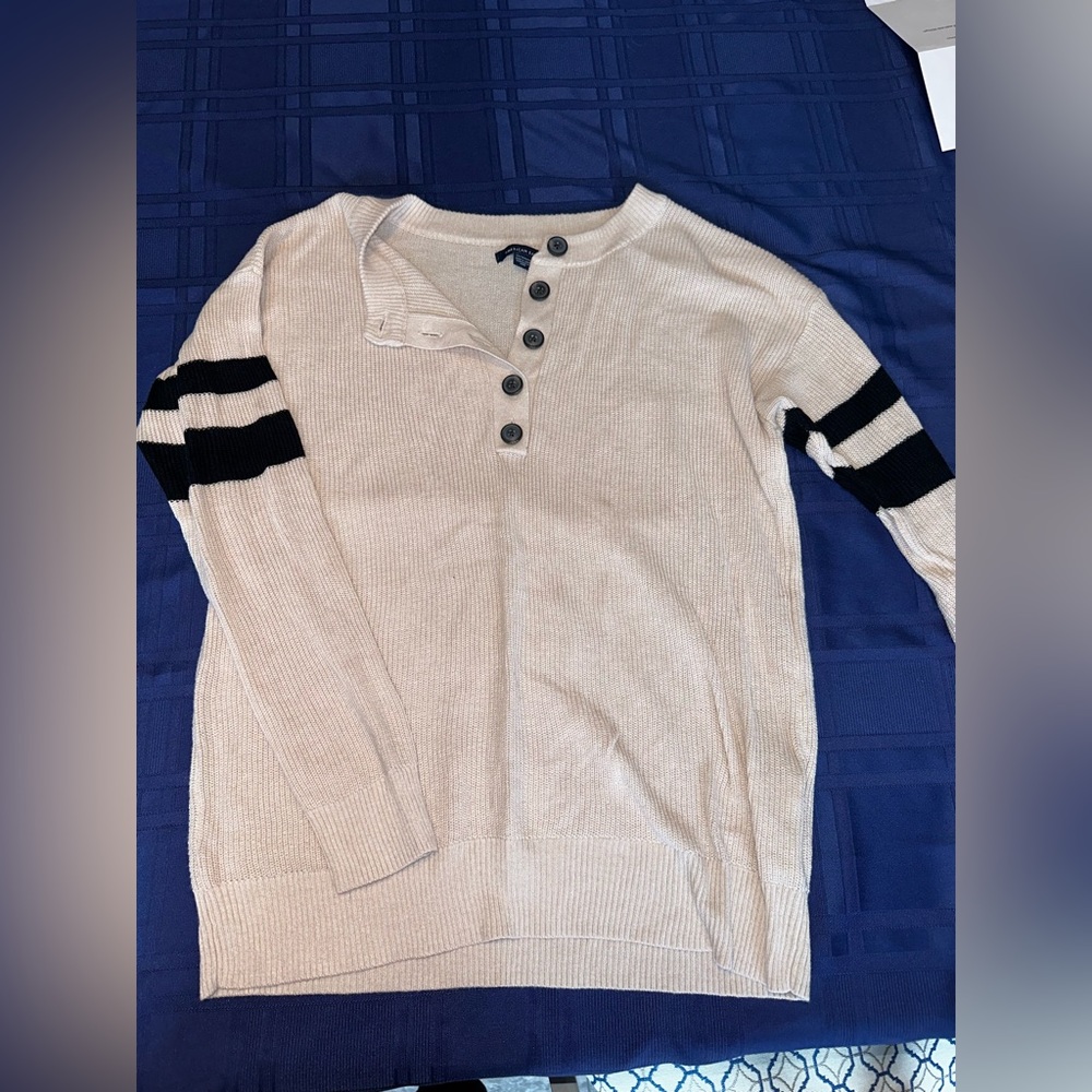 American Eagle sweater. Size XS. Selling for $16!!